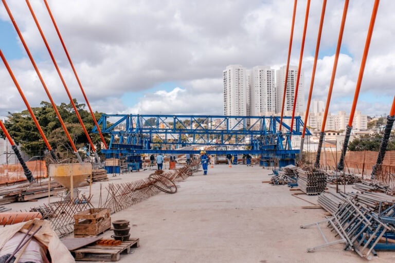 Ligação de aduelas do Viaduto Estaiado Robert Kennedy é concluída e obra finaliza 1ª fase