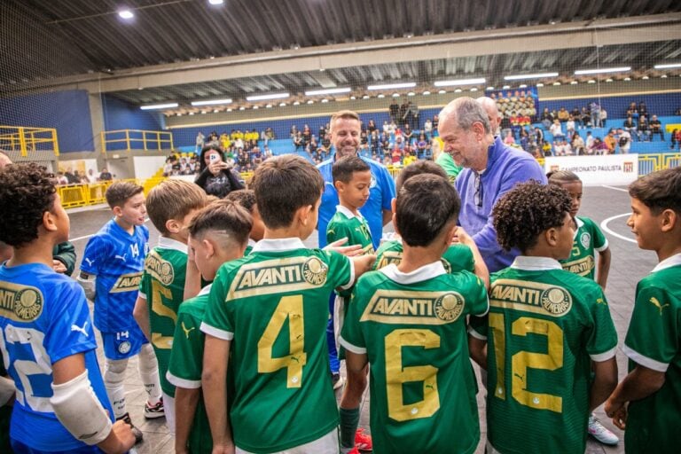 prefeito Tite Campanella esteve presente na entrega do ginásio, momentos antes de iniciar a partida