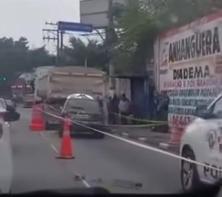 Jovem morre após carro bater na traseira de caminhão na av. Piraporinha, em Diadema