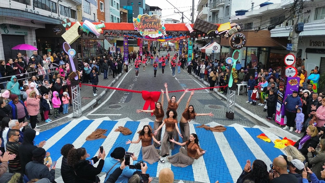 Em edição especial de 20 anos, Festival do Chocolate vento transforma centro da cidade em palco a céu aberto e impulsiona a economia local