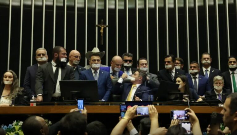 Após prisão domiciliar de Bolsonaro, clima esquenta na Câmara dos Deputados
