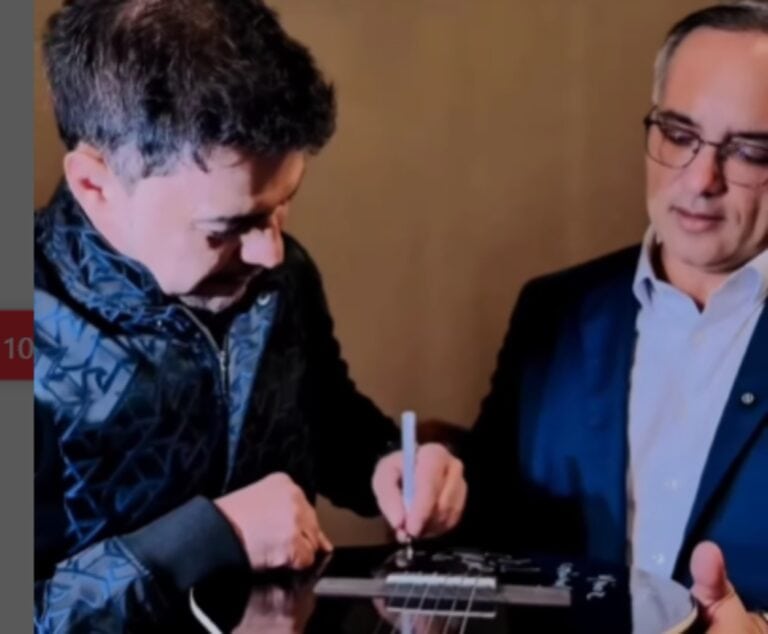 Em São Bernardo, Zezé Di Camargo doa violão autografado para o Fundo Social. Foto: Reprodução/Vídeo