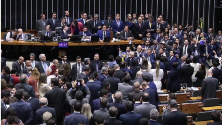 Câmara aprova urgência para projeto de anistia aos envolvidos no 8 de janeiro