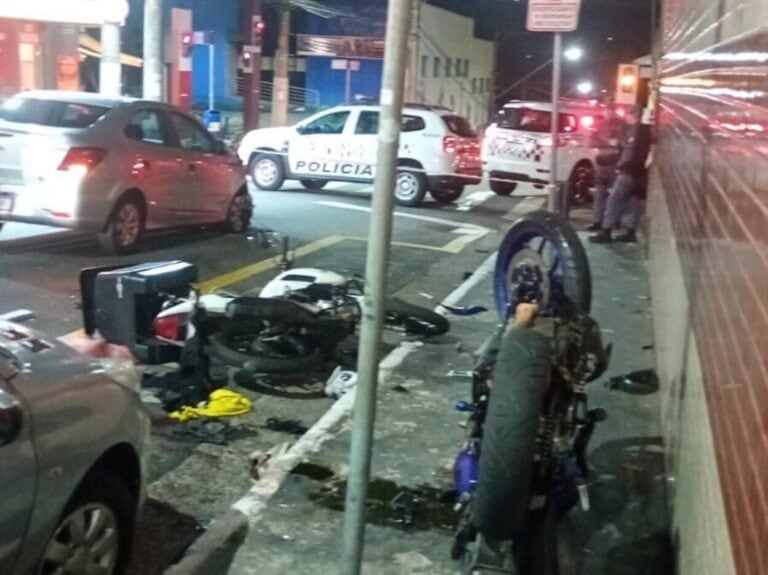 Fuga acaba em colisão entre motos e carro em São Caetano