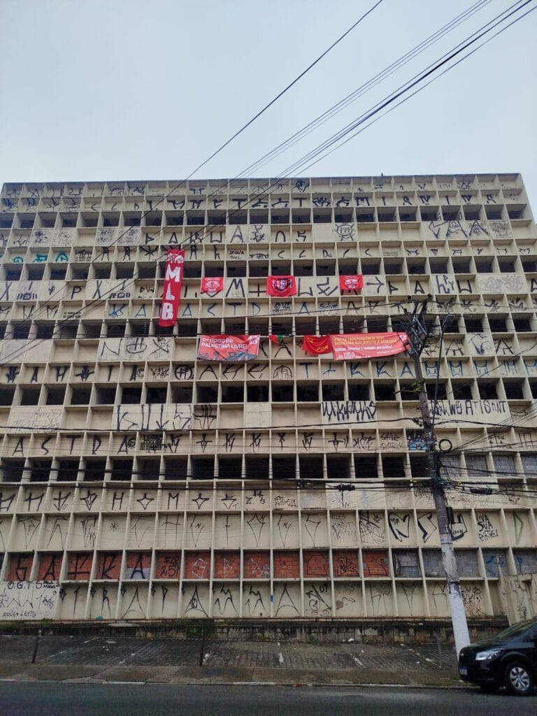 Famílias do MBL ocupam prédio no centro de Diadema