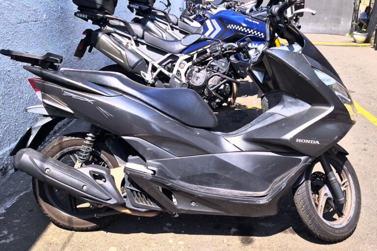 Por volta das 11h de sábado (6/9), os GCMs avistaram uma motocicleta Honda PCX em alta velocidade.