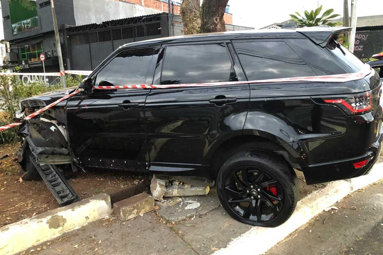 Em fuga da GCM de São Caetano, ladrão colide carro de luxo, um Land Rover, e é preso