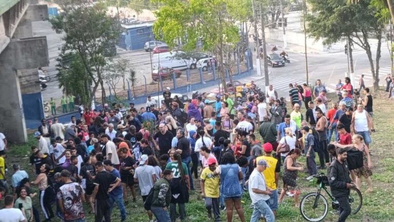 Chuva de dinheiro cai pela 5ª vez em Diadema; agora foram jogados R$ 2 mil a moradores