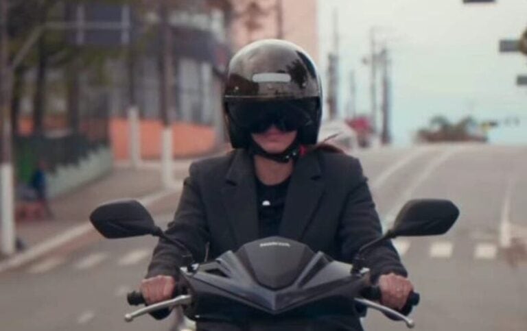 Pilotando uma moto, prefeita de São Bernardo, Jessica Cormick, testa Faixa Azul 