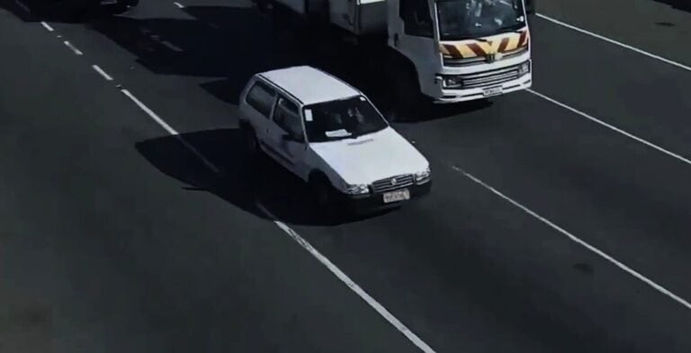 Sistema de monitoramento do Smart Sanca identificou e irradiou alerta sobre um veículo Fiat Uno branco