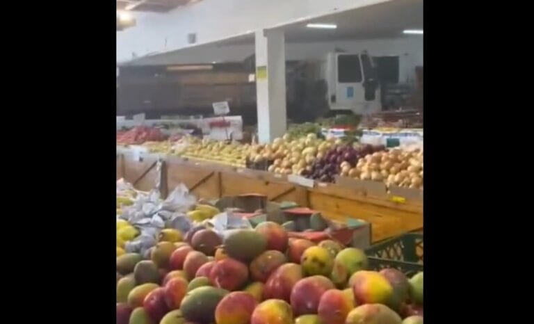 Caminhão terceirizado da Sabesp invade Sacolão em São Bernardo