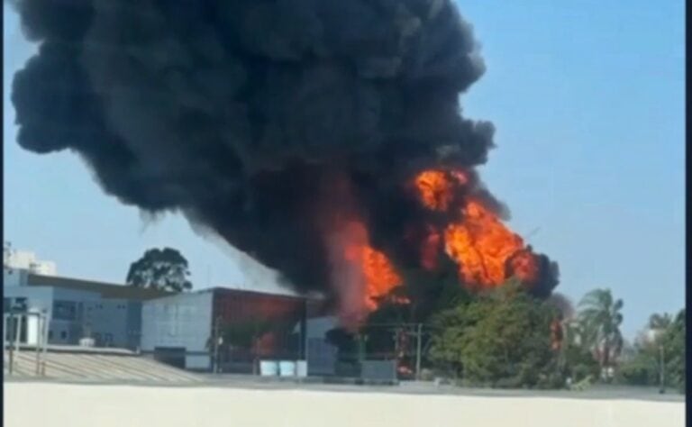 Incêndio de grandes proporções atinge galpão de indústria em São Bernardo