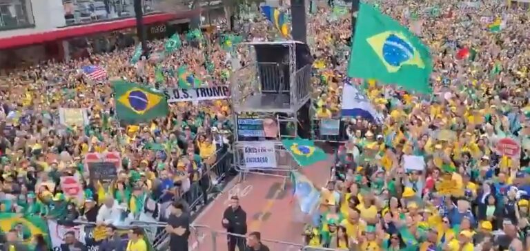 Manifestantes pró-Bolsonaro se reúnem na Avenida Paulista e pedem anistia