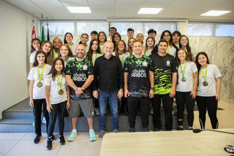 Tite Campanella recebe alunos do Colégio Arbos, que representarão São Paulo nos Jogos Escolares Brasileiros