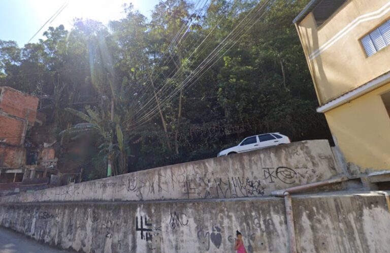 orpo em avançado estado de decomposição foi encontrado na tarde desta segunda-feira (1º) em um terreno baldio na Rua 14 de Maio, no bairro Montanhão, em São Bernardo do Campo.