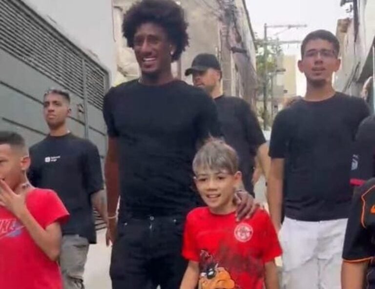 Talles Magno, jogador do Corinthians, anima Dia das Crianças no Taboão, em São Bernardo