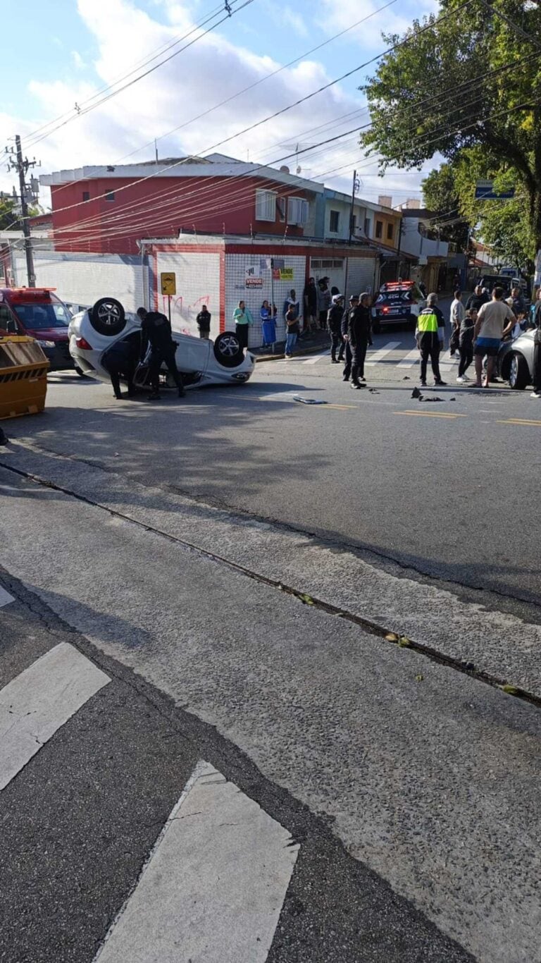 Carro capota após colisão e deixa mulher e bebê feridas em São Caetano