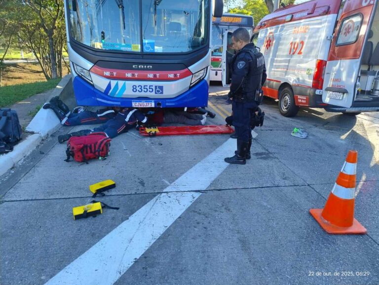 GCM de Diadema presta socorro a motociclista que caiu debaixo de trólebus