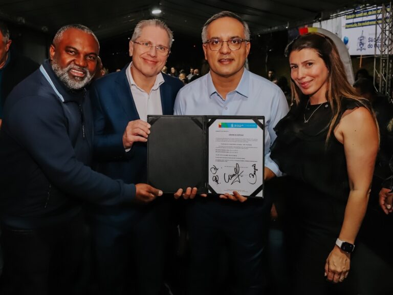 Prefeito Marcelo Lima assina ordem de serviço para início das obras de UBS nos Três Marias e na Vila Ferreira. Foto: Divulgação