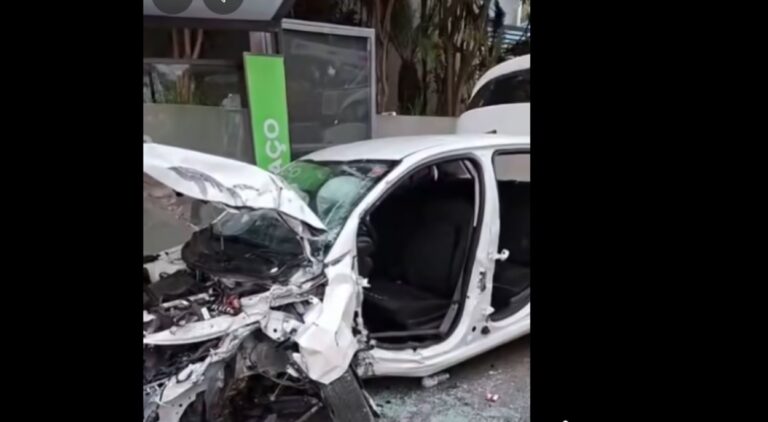 Duas mulheres ficam feridas após carro bater em poste e parada de ônibus em S.Bernardo