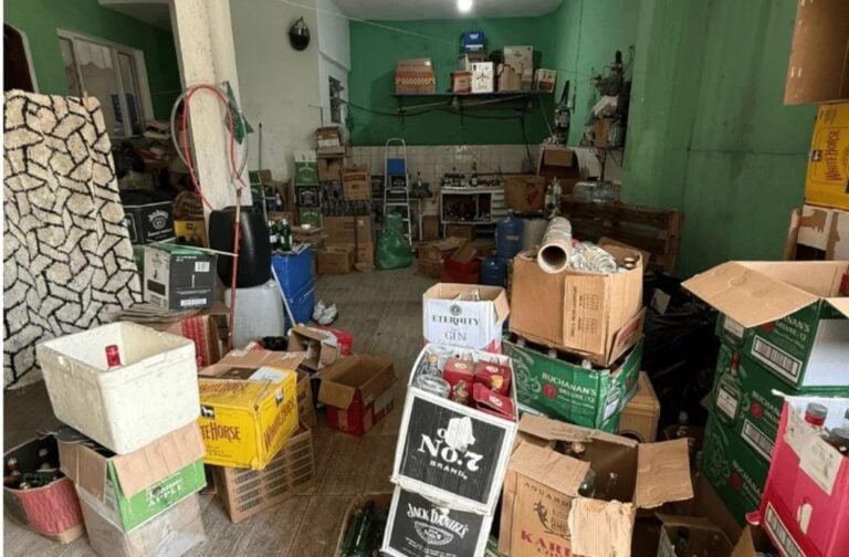 Polícia prende homem que falsificava bebidas em casa em Santo André