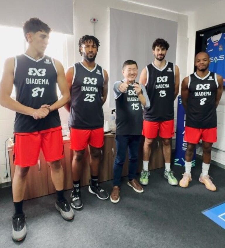 Prefeito de Diadema recebe atletas do basquete 3x3 antes de competição internacional