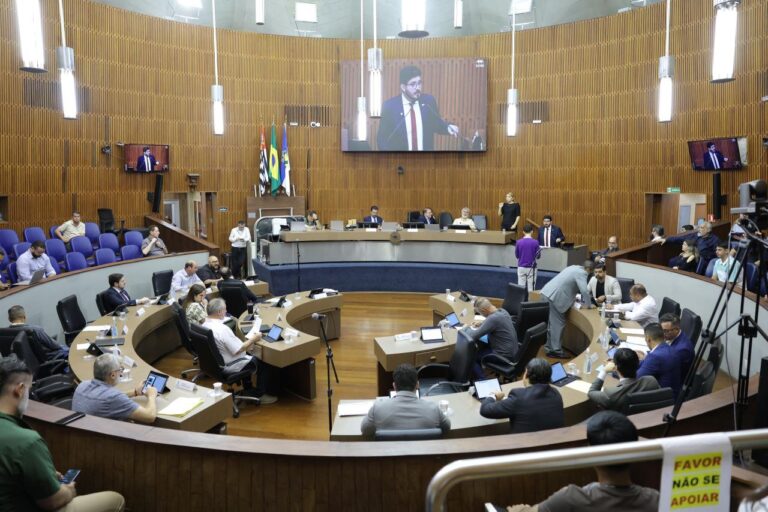 vereador Carlos Ferreira, presidente da Câmara, conduziu os trabalhos, que resultaram na aprovação de diversos projetos cruciais para a cidade.