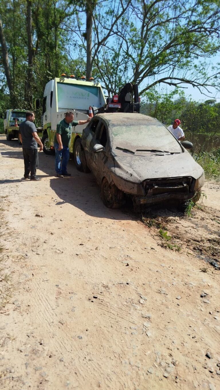 GCM de Ribeirão Pires localiza veículo roubado submerso no Jardim Represa durante patrulhamento