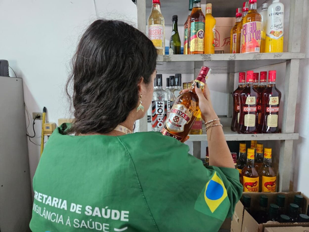 Fiscalização apreende bebidas sem identificação em adega no Pilar Velho em Ribeirão Pires