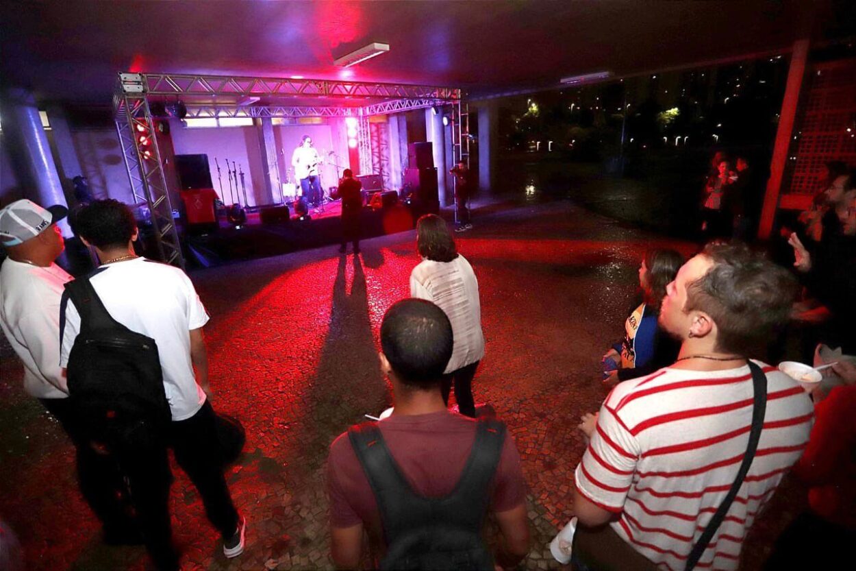 Iniciativa gratuita oferece espaço para músicos e bandas locais se apresentarem no saguão do Teatro Municipal de Santo André 