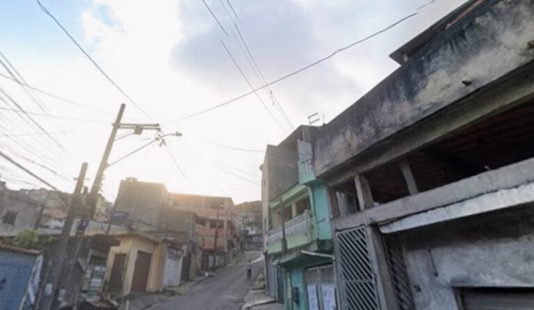 Após praticar feminicídio, homem  tirou a própria vida no bairro Sítio dos Viana; filho do casal prestou depoimento e perícia foi acionada
