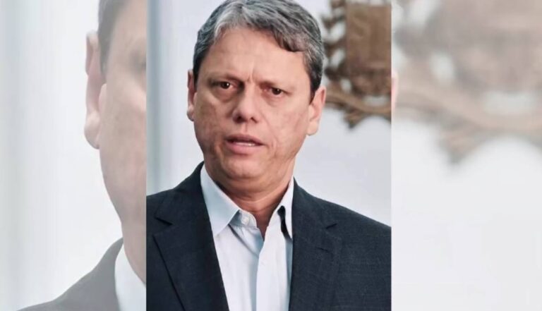 ‘Errei’, diz Tarcísio ao se desculpar por brincar com Coca-Cola em meio à crise do metanol
