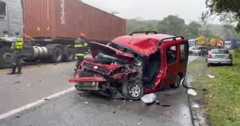 Em S.Bernardo, acidente na Caminho do Mar interdita acostamento e complica trânsito no sentido litoral