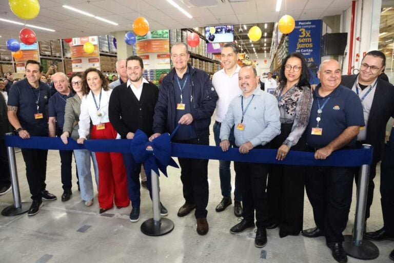 Durante inauguração de atacadista, prefeito de Santo André fala que seu 1º emprego foi em um supermercado