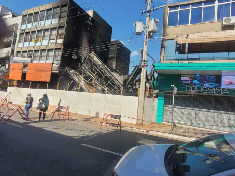 Após incêndio controlado em SBC, imóveis na rua Marechal Deodoro são isolados com tapumes