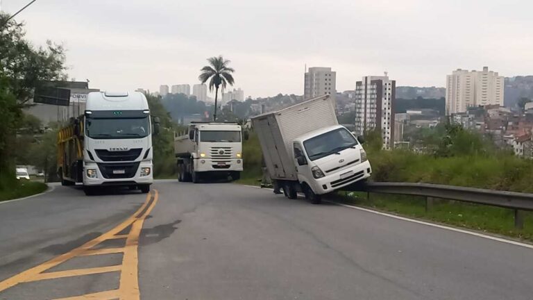Caminhão sobe em guard rail em alça de acesso da Anchieta para o Terra Nova II em SBC