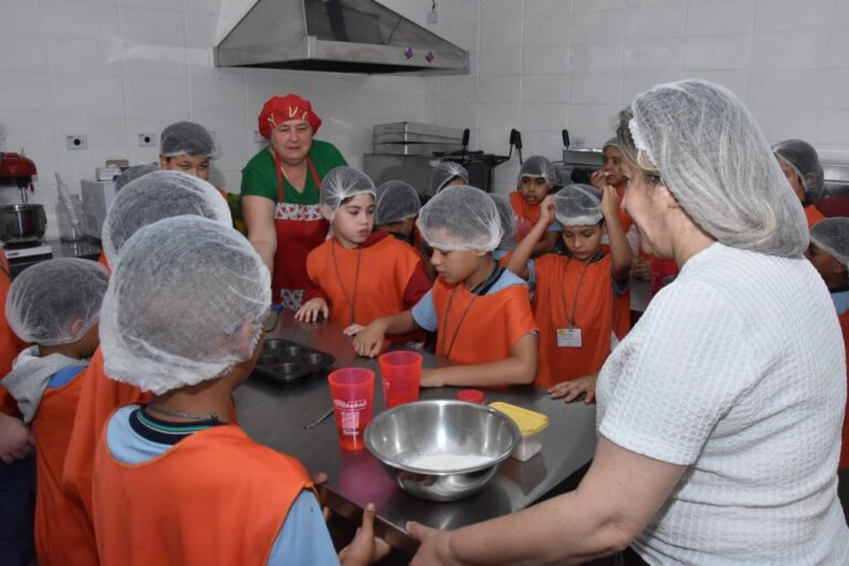 Primeira-dama de Santo André, Jessica Roberta promove ação social com crianças da Instituição Dr. Klaide no Banco de Alimentos