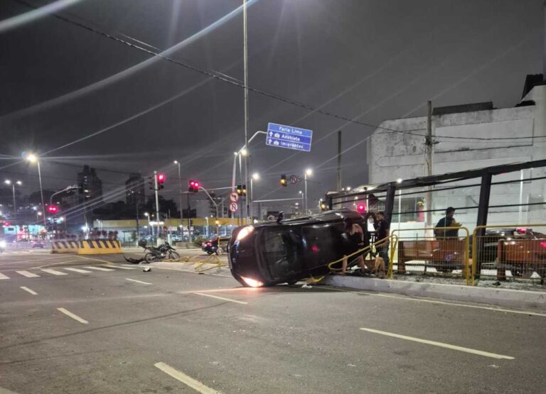 Carro capota em cruzamento de avenidas em São Bernardo