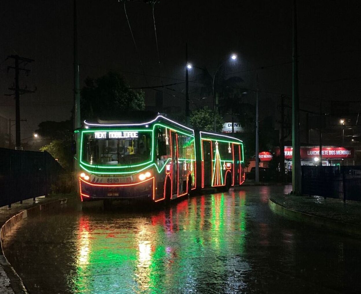 Enfeite de LED, Papai Noel e Mamãe Noel estão nas linhas de ônibus Ferrazópolis-SBC/Jabaquara; São Mateus/Ferrazópolis; Diadema/Brooklin e Diadema/Santo André.