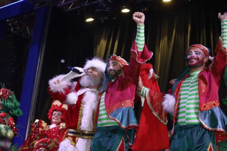 Chegada do Papai Noel e show musical à luz de velas marcam abertura do Paço Encantado em Santo André