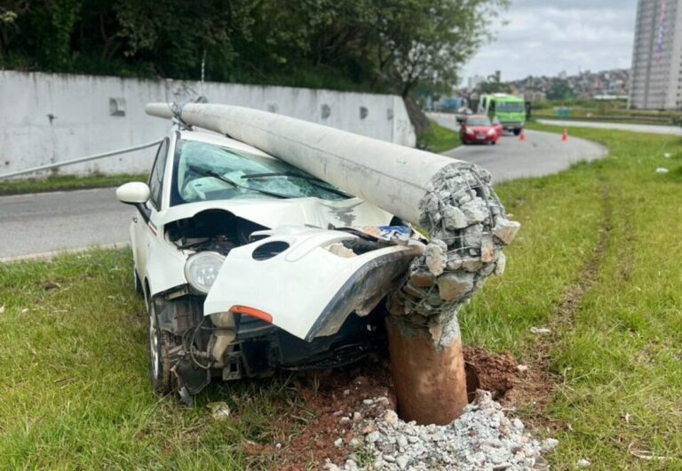 Acidente ocorreu na madrugada deste sábado (20); a condutora de 32 anos foi socorrida com escoriações  Hospital de Urgência. Foto: ABCD Jornal