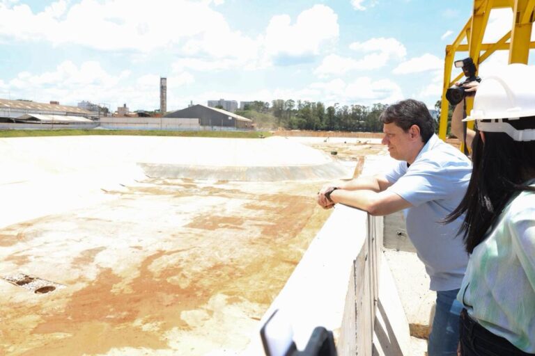 Governador inicia operação do piscinão Jaboticabal, critica Enel e fecha ano de entregas