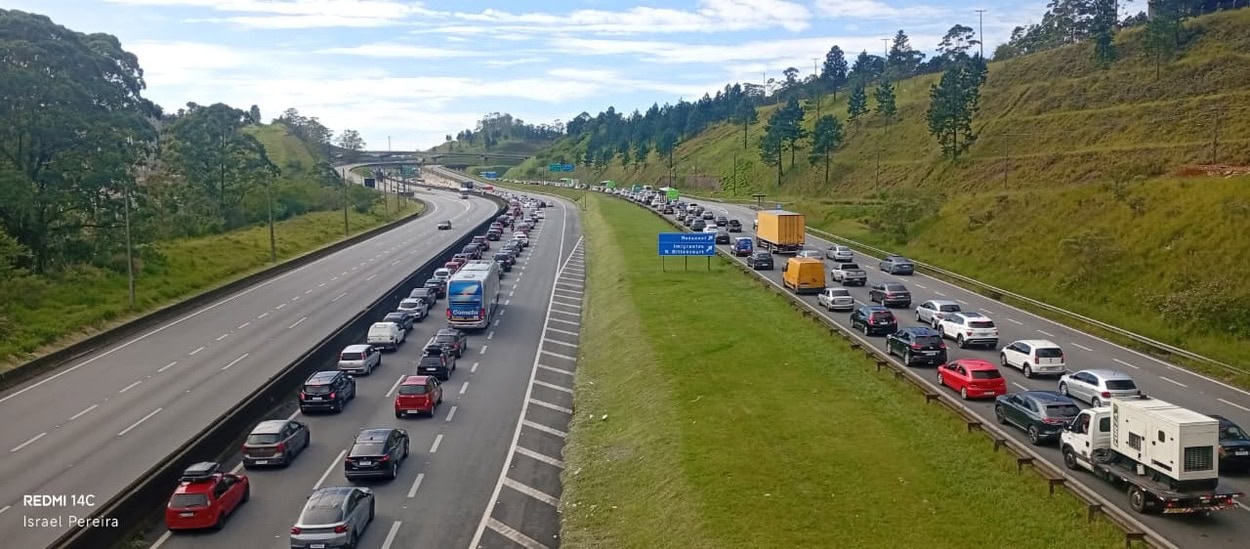 Rodovias Anchieta e Imigrantes apresentam lentidão em direção ao litoral