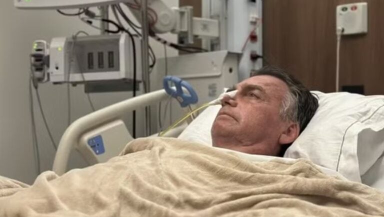 Bolsonaro segue na UTI e defesa prepara novo pedido de prisão domiciliar
