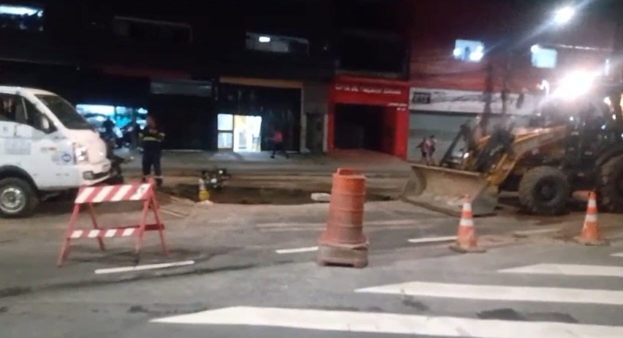 Fluxo de veículos na Avenida José Fornari, foi prejudicado devido às intervenções necessárias para o reparo emergencial em uma tubulação de alimentação da rede.
