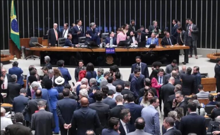 Câmara dos Deputados aprova projeto que reduz penas dos condenados pelo 8 de janeiro