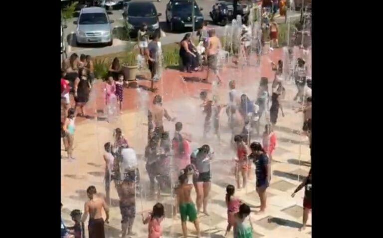 Onda de calor atrai centenas de crianças à fonte interativa do Paço em São Bernardo