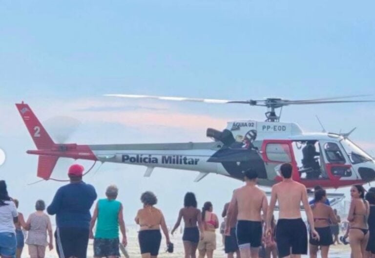 Helicóptero Águia da PM resgata turistas de Diadema em risco de afogamento em Mongaguá