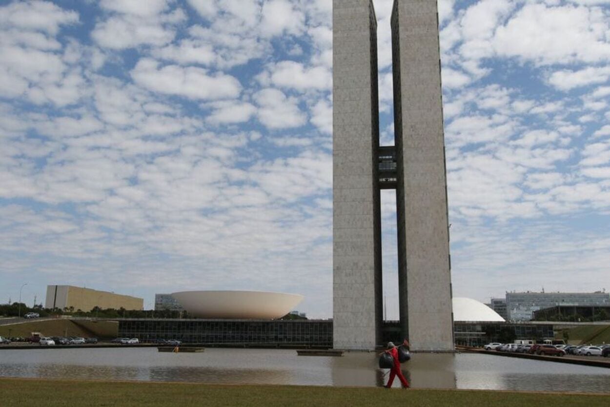 Câmara dos Deputados abre concurso com salários de R$ 21 mil e R$ 30 mil