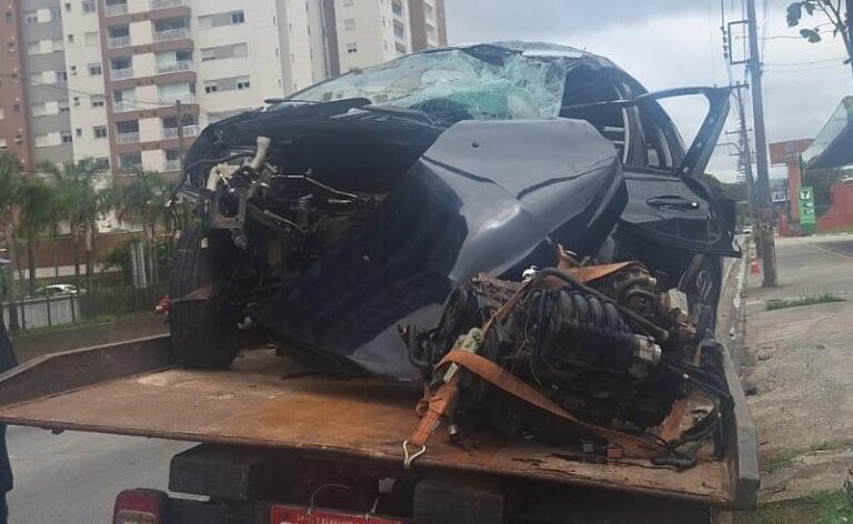 Colisão de carro em poste deixa dois jovens gravemente feridos em Santo André